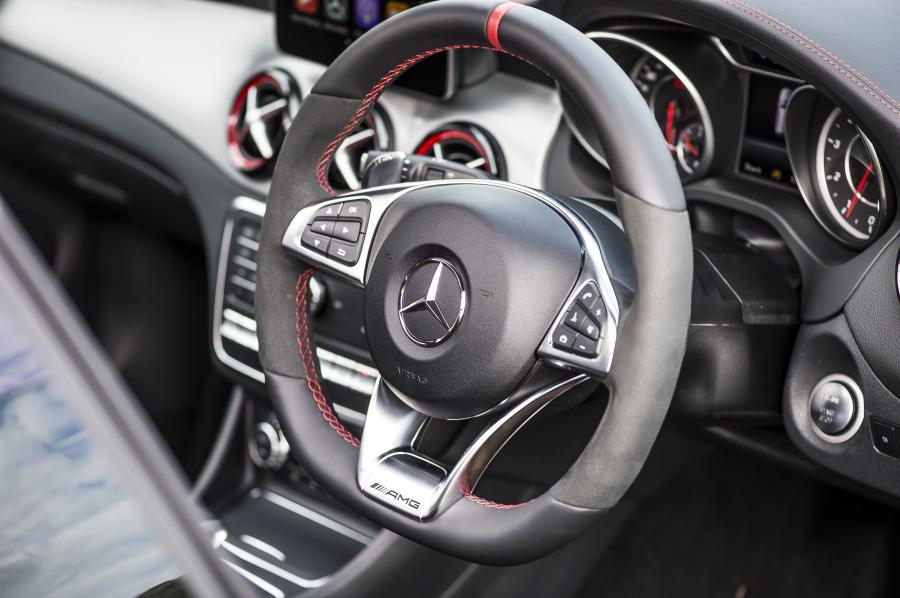 Панель приборов Mercedes-AMG CLA45 4Matic Shooting Brake 2016 года  (UK) (фото 20 из 26)
